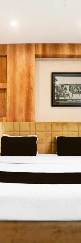 Super Townhouse The Nawab Hotel and Banquet，位于Nilmatha的酒店