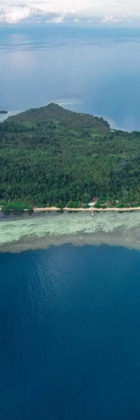 Reconnect - Private Island Resort & Dive Center Togean - Buka Buka Island，位于Ampana的酒店
