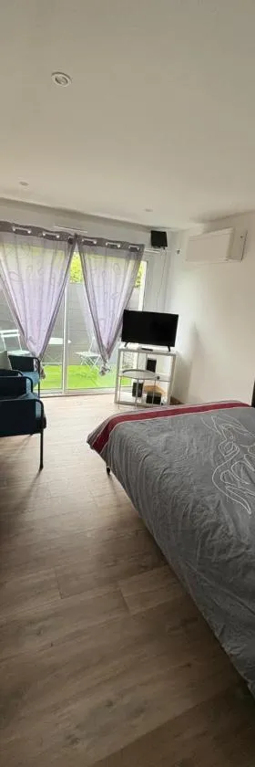 Studio dans maison 2 personnes，位于Sainte-Hélène-du-Lac的酒店