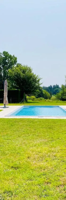 4-Star Tourism Rated Holiday Home, 6 Bedrooms, with Air Con & Private Heated 10x4M Salt Water Pool - 45 Mins from Sarlat，位于Capdrot的酒店