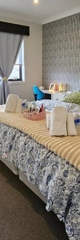 Immaculate Comfy Retreat with King Bed n WIR - Great Ocean Road Stopover，位于Wyndham Vale的酒店