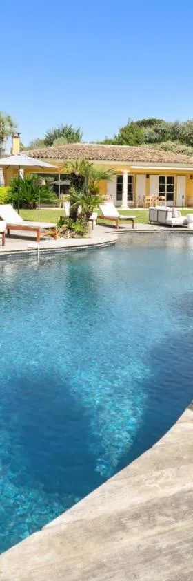 Grande Villa St-Tropez avec Piscine Chauffée，位于加桑的酒店