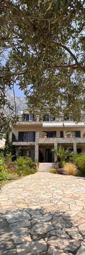 Apartments Denis，位于马卡尔斯卡的酒店