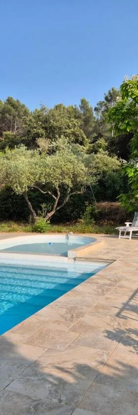 Gîtes Mas des rochers - Romance tropicale avec Spa，位于勒博塞的酒店