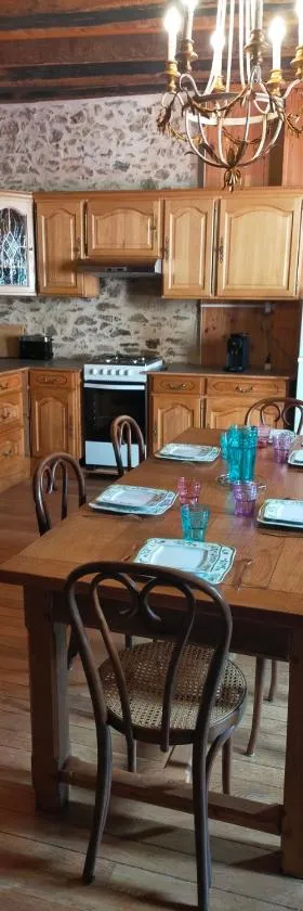 maison médiéval pour six personnes，位于Saint-Benoît-du-Sault的酒店
