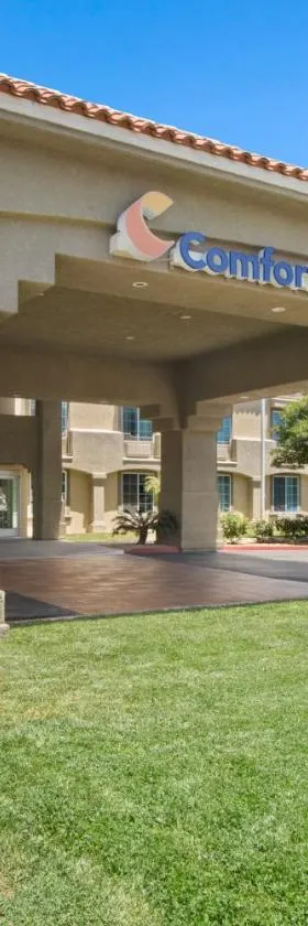 Comfort Inn & Suites Lancaster Antelope Valley，位于兰开斯特的酒店