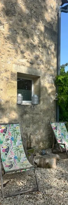 Maisonnette avec terrasse de la Bellue，位于Cézac的酒店
