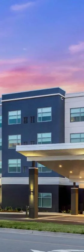 Cambria Hotel Davenport Quad Cities，位于贝滕多夫的酒店