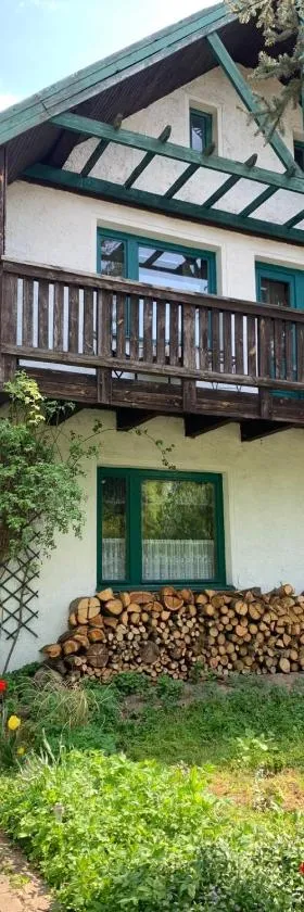 Holiday Apartment in Masuria with the charm of an old-fashioned house and with the comfort needed，位于什奇特诺的酒店