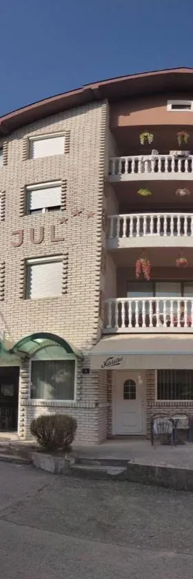 Hotel 24 jul，位于普列夫利亚的酒店