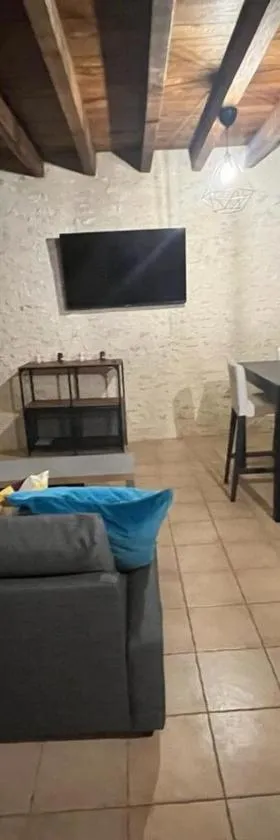 Maison atypique dans une tour，位于Neuvy-le-Roi的酒店