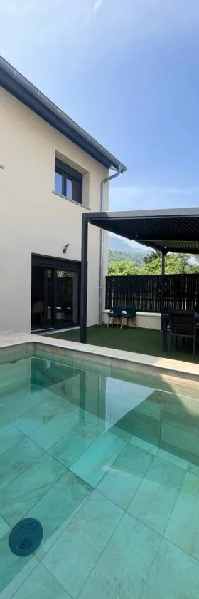 Piscine & Spa，位于Le Bourgeat的酒店
