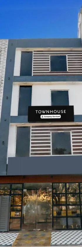 Super Townhouse Shaheed Path Near Ambedkar University Formerly Kings Paradise，位于Bijnaur的酒店
