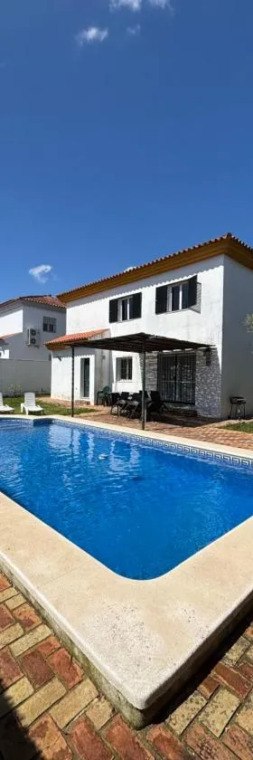 Gran Chalet a 13 min de Sevilla，位于Gelves的酒店
