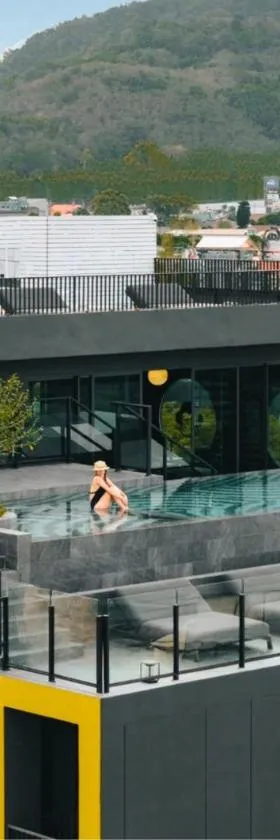 Blu Monkey Hub and Hotel Laguna, Bangtao Phuket，位于邦涛海滩的酒店
