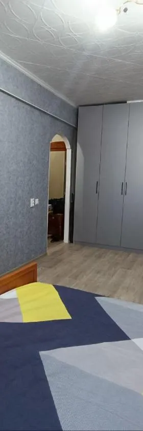 Комфортная квартира Сабитовой 23а, район ЖД вокзал，位于巴尔喀什的酒店