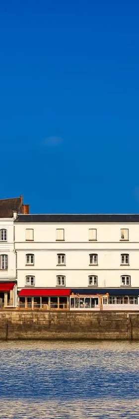 Best Western Le Cheval Blanc -Vue sur le port-plein centre ville，位于翁弗勒尔的酒店