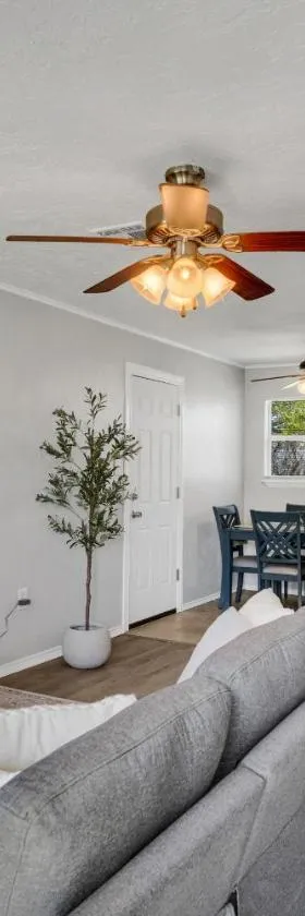 5 Min to Fort Sill Military Base!-Free Hulu-work space-Fully equipped Kitchen，位于劳顿的酒店