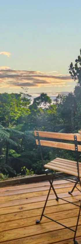 Magic Mena Rainforest Retreat by Tiny Away，位于Mena Creek的酒店