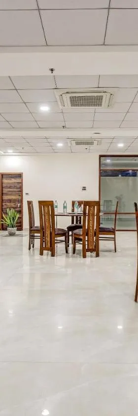 Super Townhouse Ekana Inn，位于Vibhuti Khand的酒店