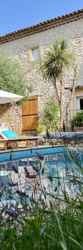 La Maison Des Autres, piscine chauffée, chambres d'hôtes proches Uzès, Nîmes, Pont du Gard，位于Saint-Géniès-de-Malgoirès的酒店