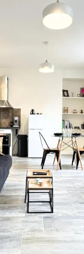 Le Midtown - By BEST KEYS - Idéal Pro & Couple - Grande Terrasse & Lumineux - Centre-Ville - Smart TV Netflix & WiFi Fibre - Check-in Autonome - Parking Facile - Calme & Confort Premium，位于托内尔的酒店
