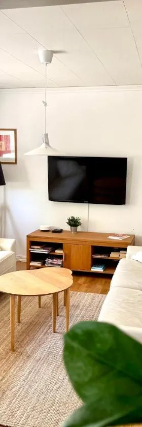 Comfortable guest rooms with fully equipped kitchen and cosy living room.，位于Ödsmål的酒店