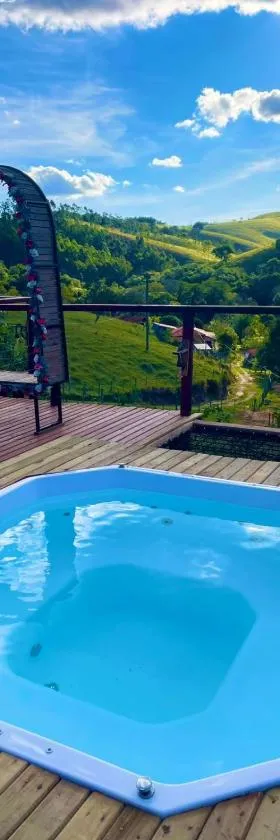 Recanto da Alegria - Casa em Cunha com Jacuzzi,Piscina,Rede,Churrasqueira,Lareira,Deck, Banco de coração，位于库尼亚的酒店