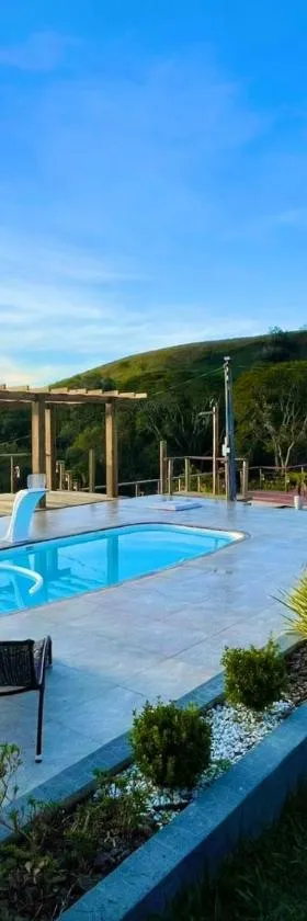 Recanto da Alegria - Casa em Cunha com Jacuzzi,Piscina,Rede,Churrasqueira,Lareira,Deck, Banco de coração，位于库尼亚的酒店