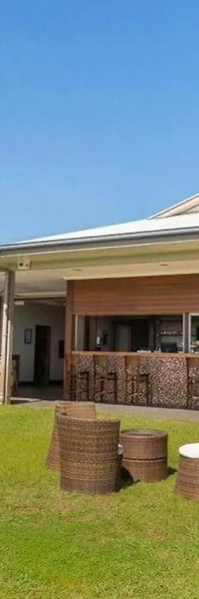 Merinda Village Hotel - Country Pub Stay - Just off Bruce Highway，位于鲍恩的酒店