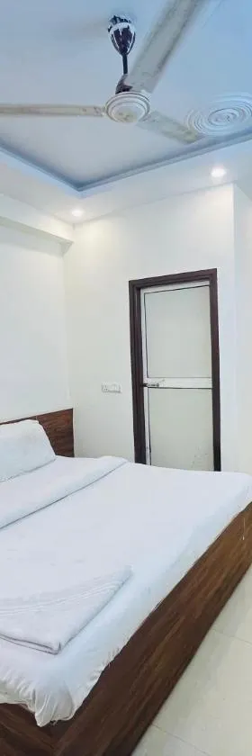 Hotel Diamond - Mayur Vihar，位于加姆布的酒店