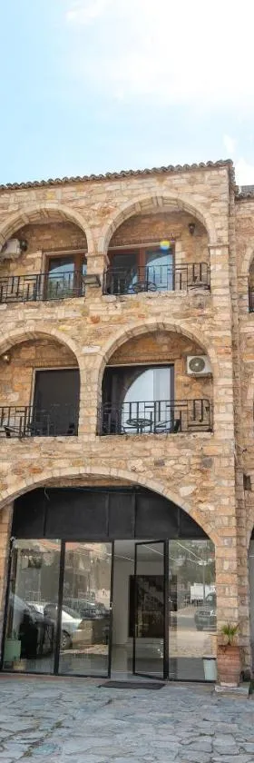 Stone Palace Hotel Near Athen's Airport Free Shuttle From and to Athen's Airport，位于斯巴达的酒店