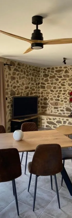 Mas Bô Regard gîte Velours，位于艾盖兹的酒店