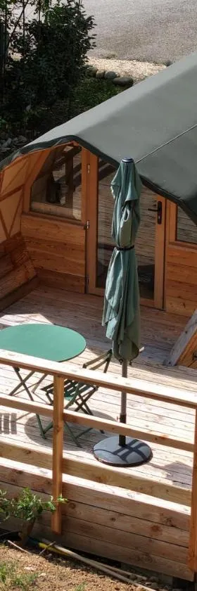 Camping de l'arche Roulotte géodésique，位于Lanas的酒店