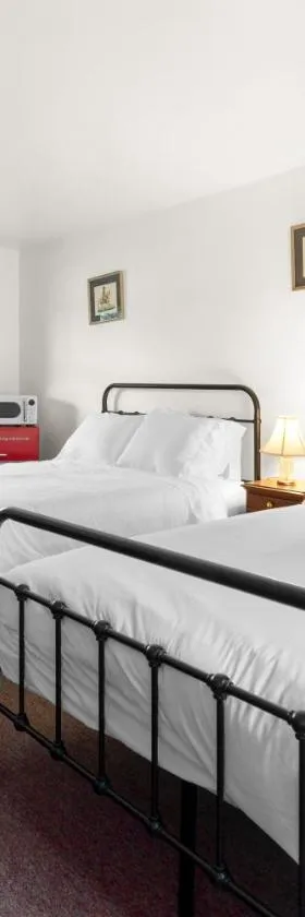 KC's Corner Motel，位于East Springfield的酒店