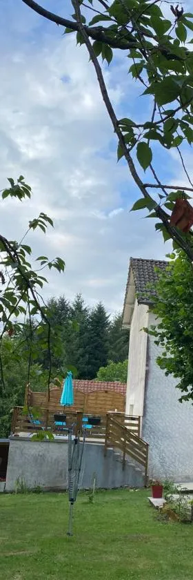 Domaine De Domingeal Meublé de Tourisme 3 étoiles，位于Saint-Germain-les-Vergnes的酒店
