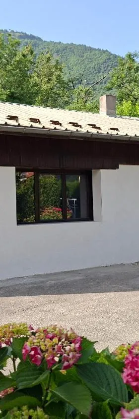 Le petit résineux，位于La Chambre的酒店