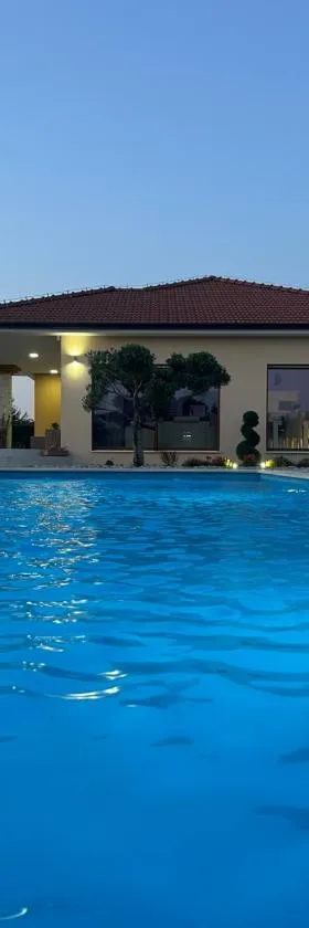 Luxury Villa ROYAL，位于柳布什基的酒店