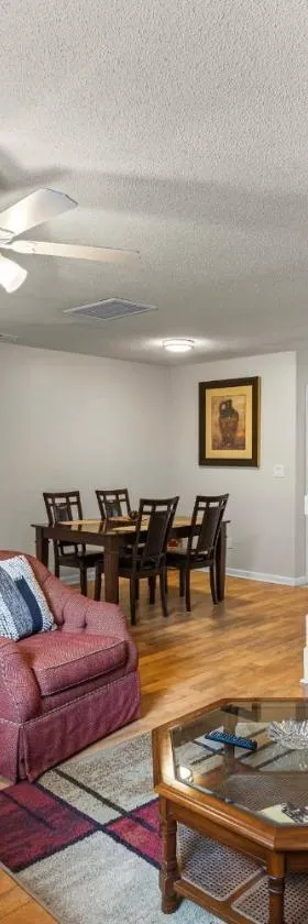Spacious 3BR Retreat Perfect for Groups Near Downtown，位于罗利的酒店