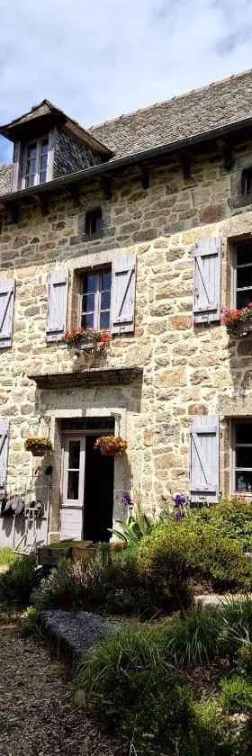 Le Mas de Rigoulac 5 Chambres d'hotes & SPA sur réservation table d hôtes sauf les mercredis et les dimanches，位于Bouyssounouse的酒店