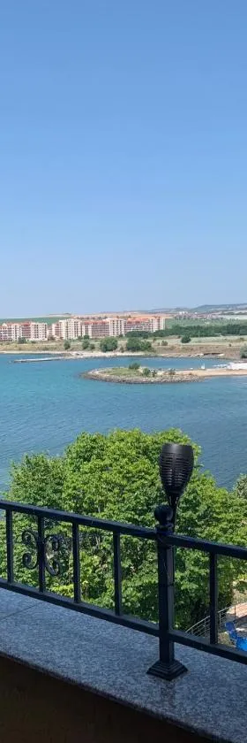 Seaview Young Family, Schwimmen im Meer und Pool, Nähe Burgas und Sunny Beach，位于阿赫洛伊的酒店