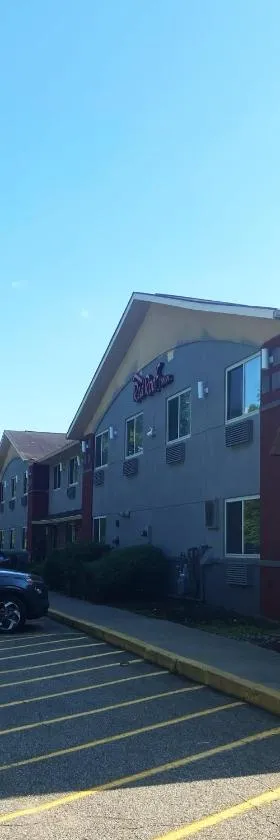 Red Roof Inn Queensbury，位于昆斯伯里的酒店