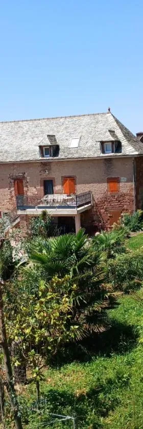 La loge d’Evelyne，位于Villecomtal的酒店