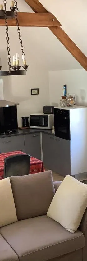 Maison indépendante et privative 52m2 au calme，位于Cléré-les-Pins的酒店