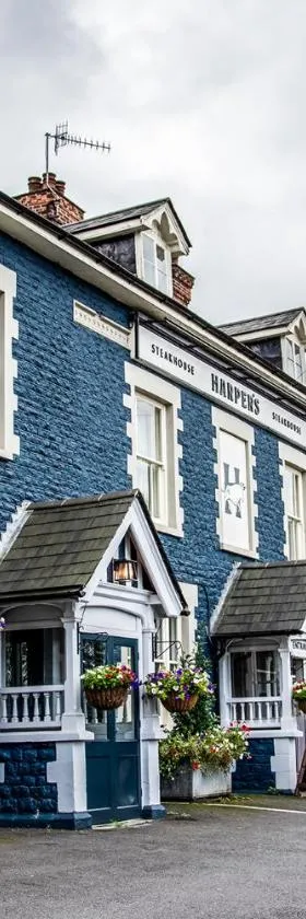 Harper's Steakhouse with Rooms, Haslemere，位于哈斯尔米尔的酒店