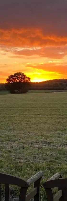 BED & BREAKFAST 5 MIN FROM e47 - DOGS WELCOME - COSY FARM BnB，位于Tureby的酒店