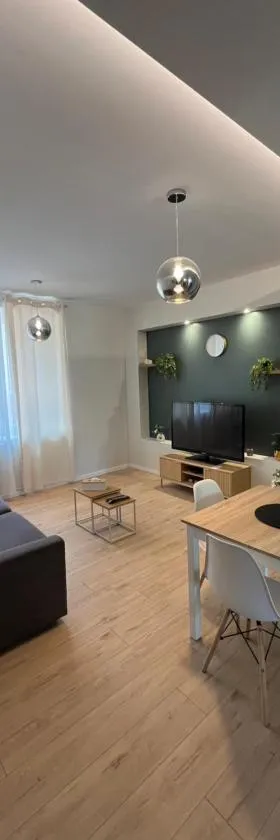 T2 lumineux avec terrasse et fibre，位于欧布纳的酒店