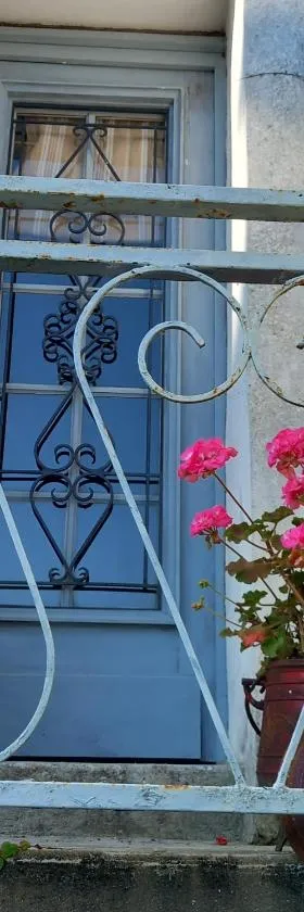 La maison aux livres，位于Rioux-Martin的酒店