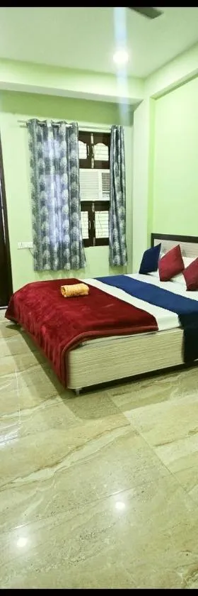 Hotel Devans Palace Stay Near Kashi Vishwanath Temple - Fully Air Conditioned rooms - Free wi-fi- & Parking - Best - Hotel，位于瓦拉纳西的酒店