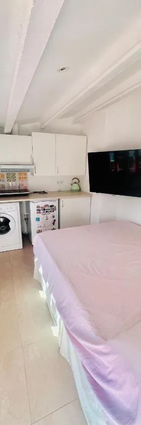 Habitación con baño y cocina，位于Caudiel的酒店